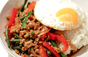 Pad krapow Moo. Ricetta tipica della cucina thailandese