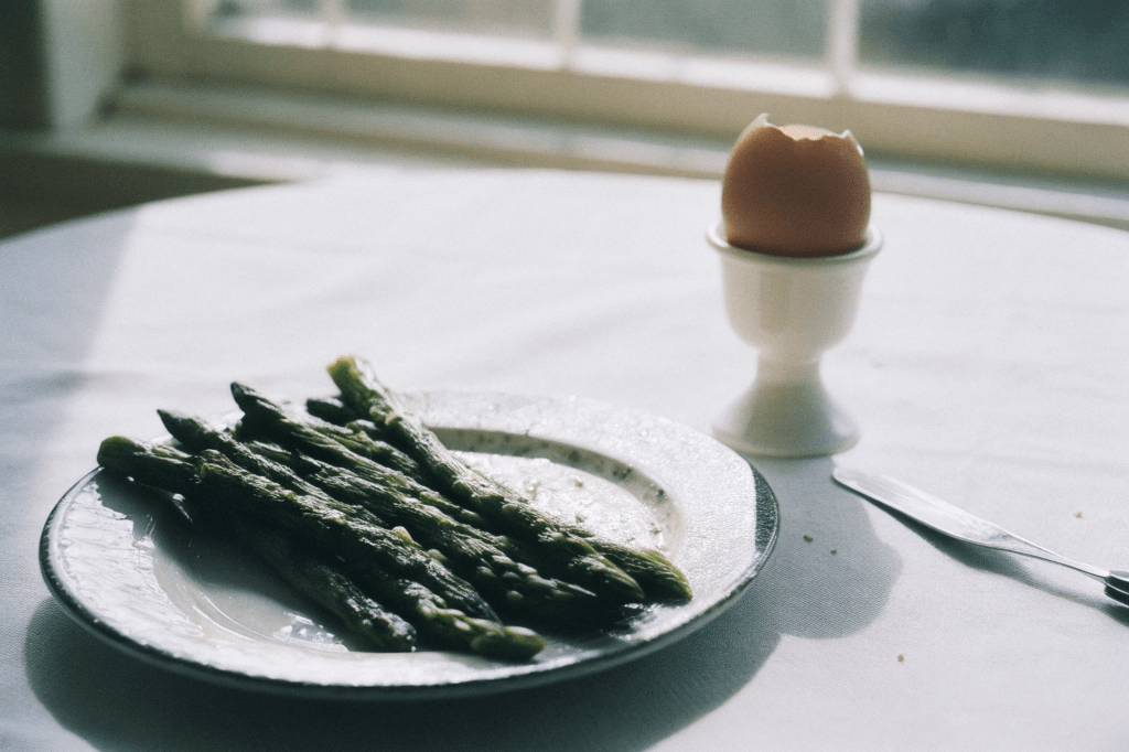 Asparagi con uova alla coque