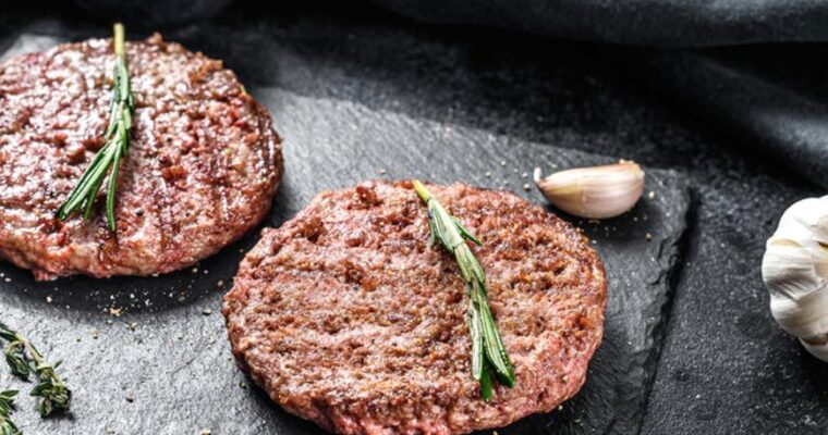 Hamburger: una piccola guida su etimologia, tagli e carni, condimento e cottura