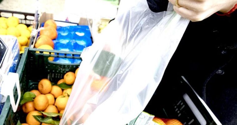 In attesa dei materiali biodegradabili: pesiamo frutta e verdura