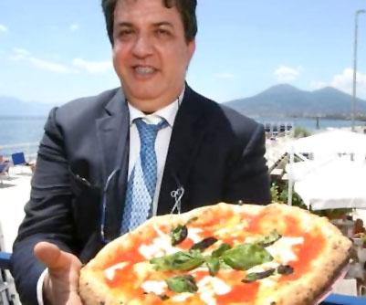 Luciano Pignataro con la pizza