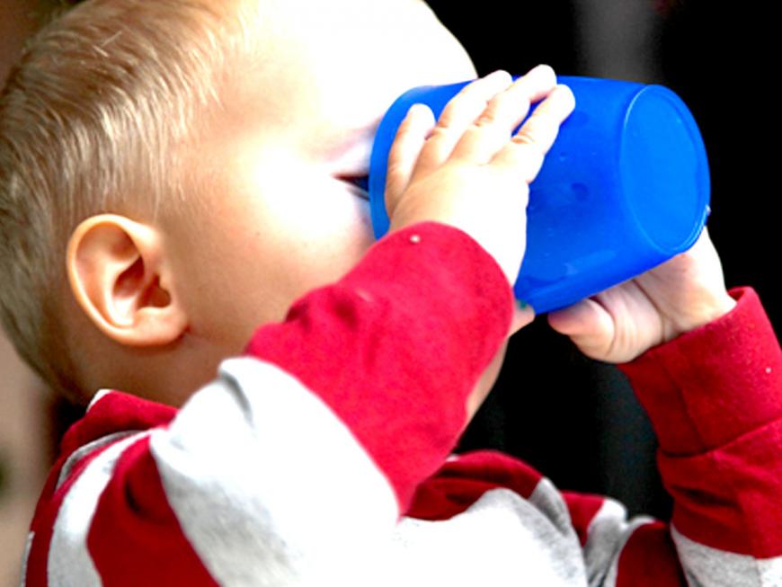 Un rapporto USA è categorico su ciò che possono bere i bambini fino ai 5 anni di età