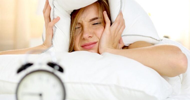 Uno studio rivela come dormire poco potrebbe far ingrassare