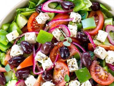 Greek salad: insalata tipica greca con la Feta