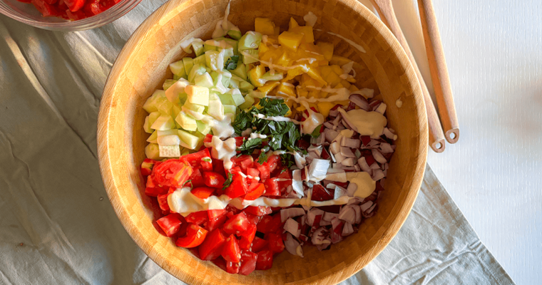 Insalata di lenticchie con mango, cetriolo pomodoro, cipolla e prezzemolo