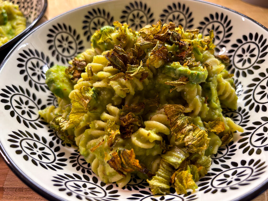 Pasta con crema di piselli e zucchine e fiori di zucca croccanti