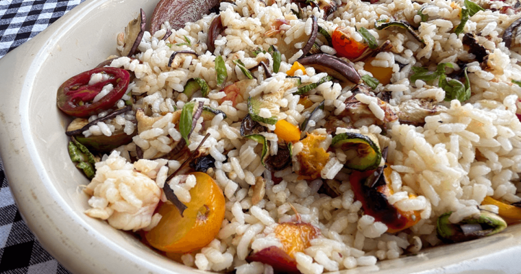 Insalata di Riso con Verdure Grigliate, Gamberi e Pesche