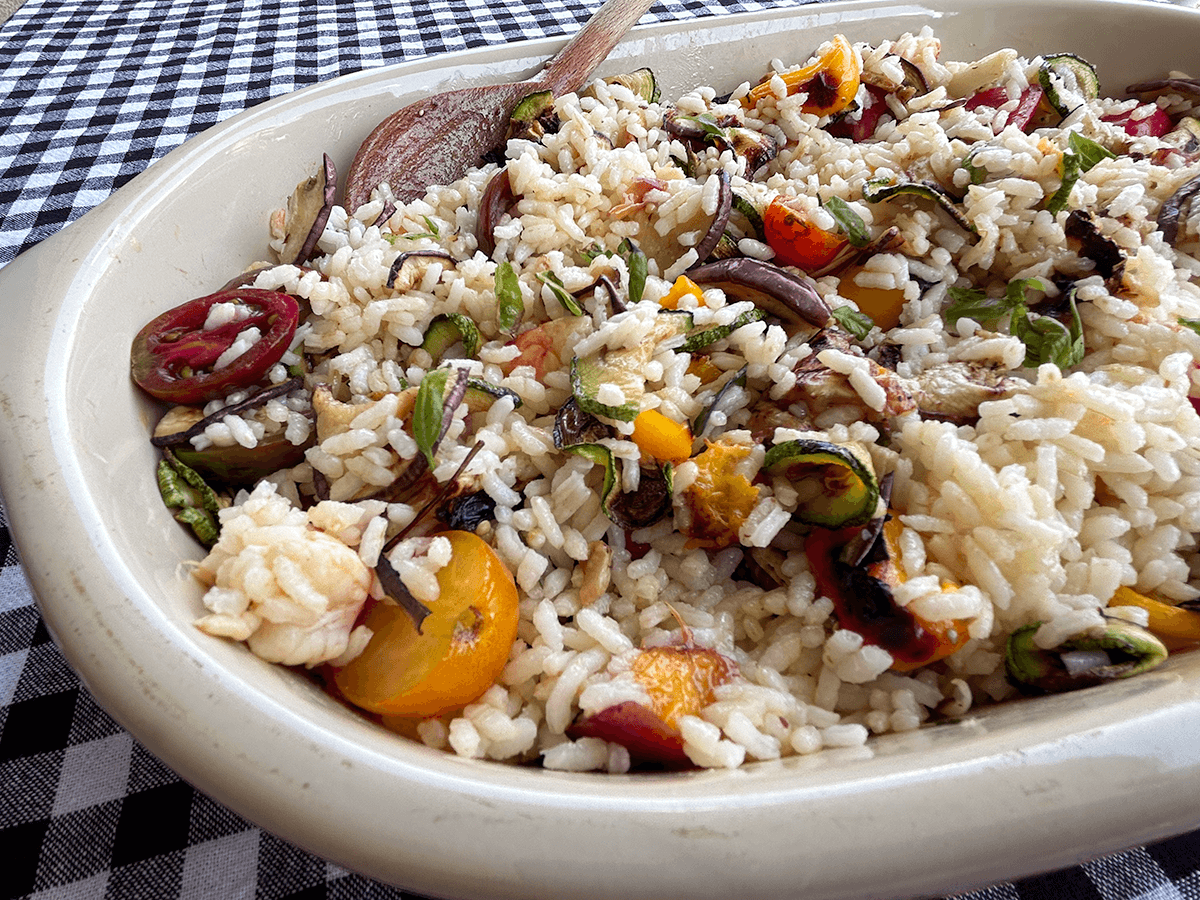 Insalata di Riso con Verdure Grigliate, Gamberi e Pesche