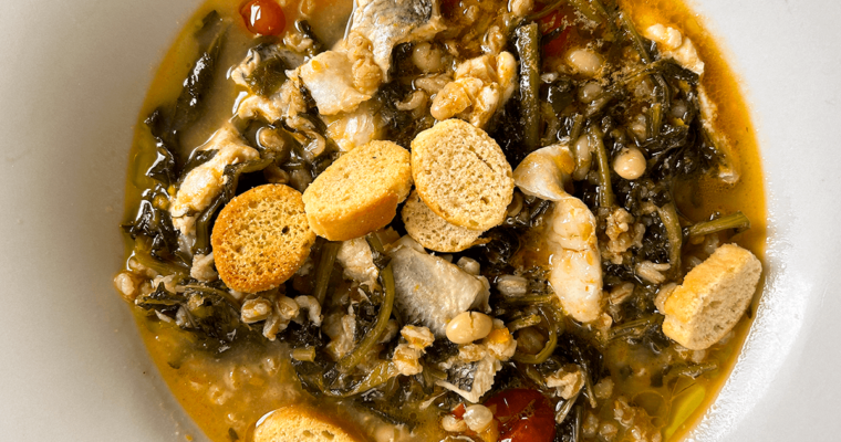 Zuppa di pesce con coregone, fagioli, cicoria e farro