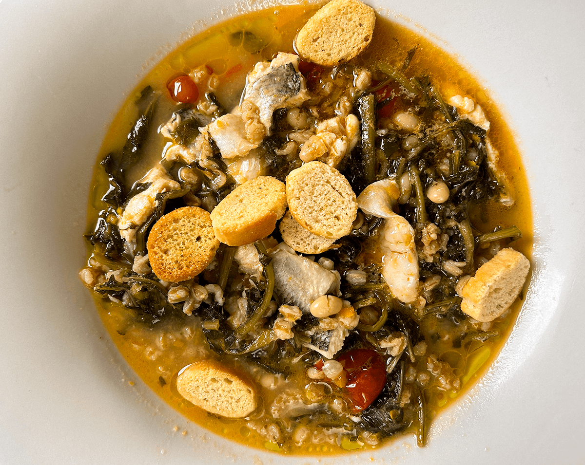 Zuppa di pesce con coregone, fagioli, cicoria e farro