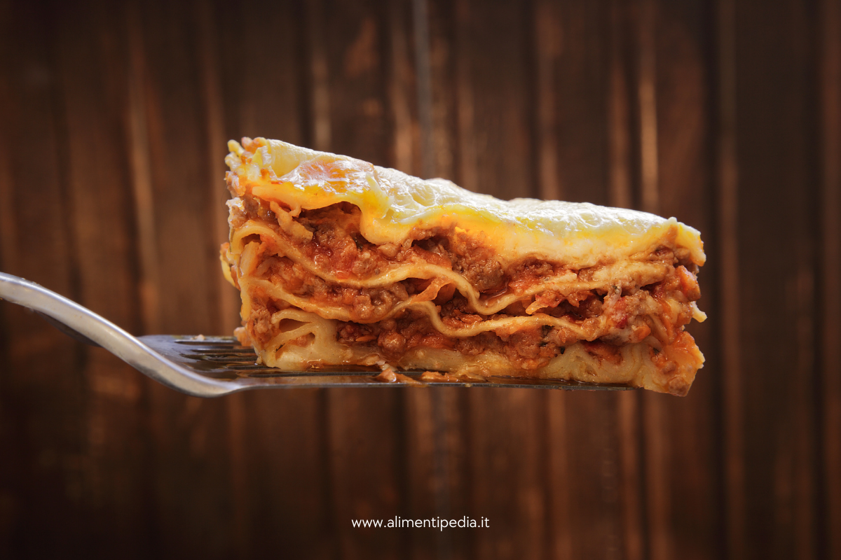 Lasagna di Carnevale. La ricetta tradizionale con ragù e polpettine