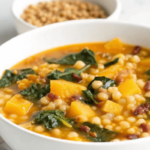 Fregola invernale con zucca, lenticchie e cavolo nero