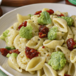 Pasta con crema di cavolo romanesco e pomodori secchi