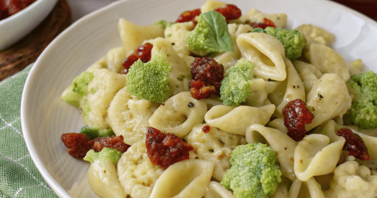 Pasta con crema di cavolo romanesco e pomodori secchi