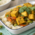 Tofu croccante alla curcuma con riso basmati e verdure