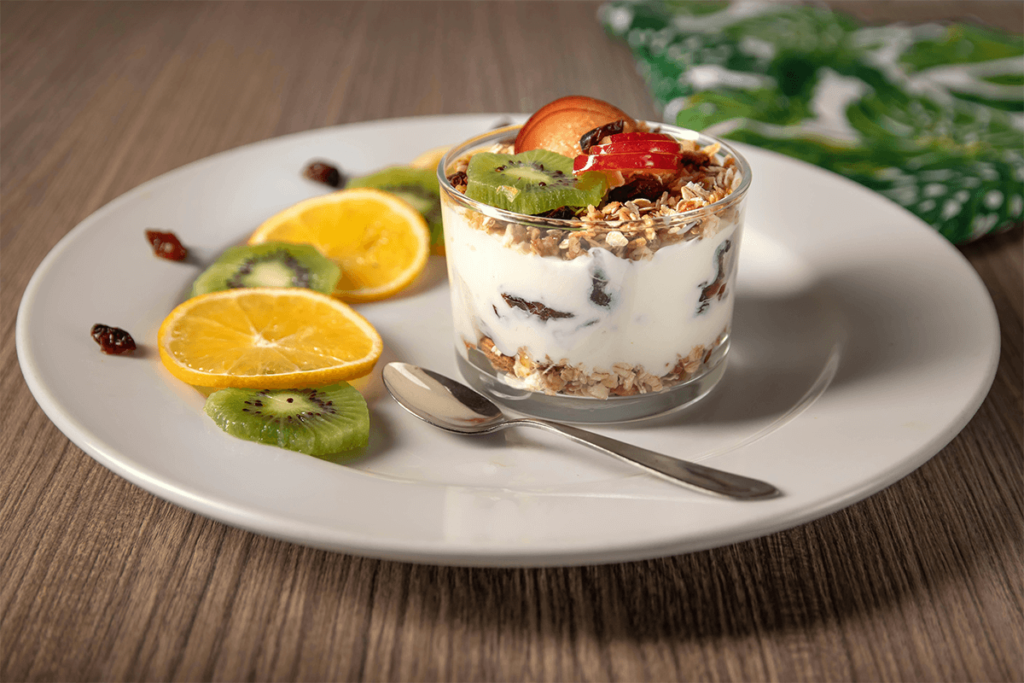 Yogurt con granola e frutta